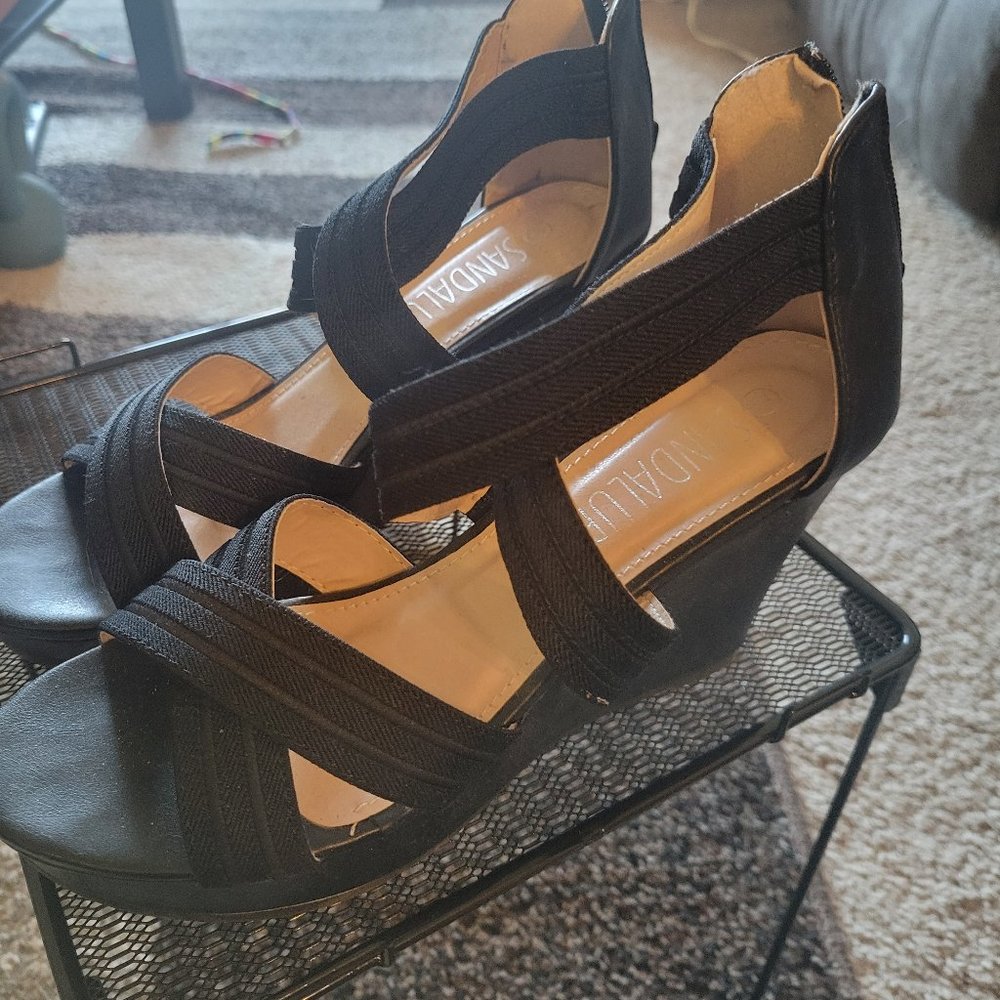 Like New! Black summer sandals/wedge